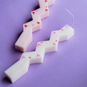 Χειροποίητη λαμπάδα σε σχέδιο ζικ ζακ με φιογκάκια