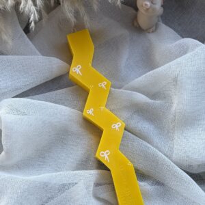 Χειροποίητη λαμπάδα σε σχέδιο ζικ ζακ με φιογκάκια